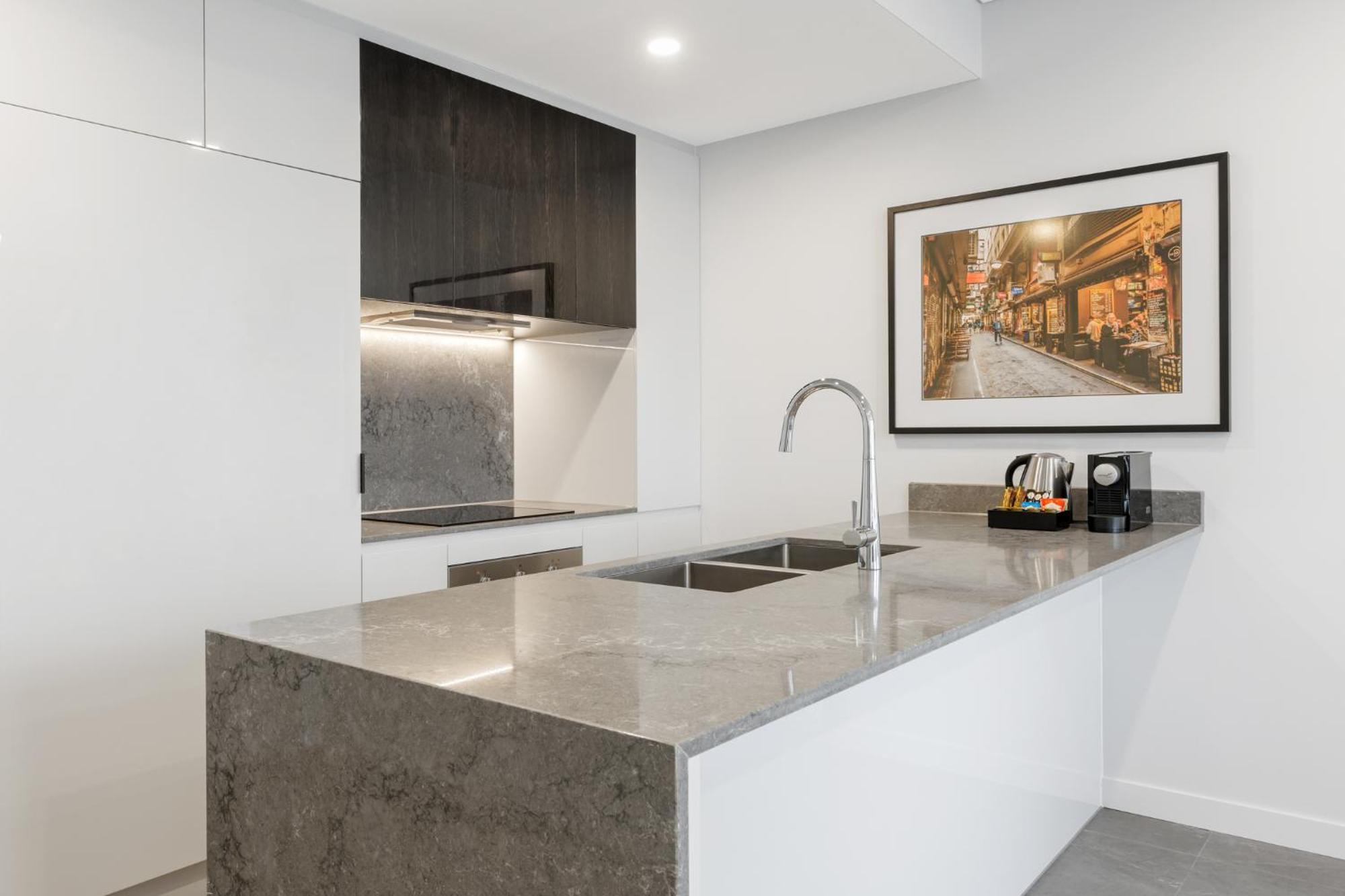 Meriton Suites Melbourne Exteriér fotografie A kitchen in a typical apartment