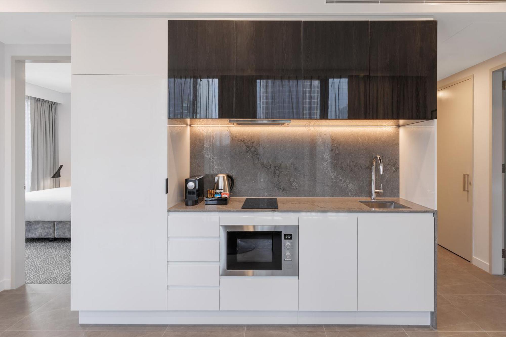 Meriton Suites Melbourne Exteriér fotografie Kitchenette in a hotel room
