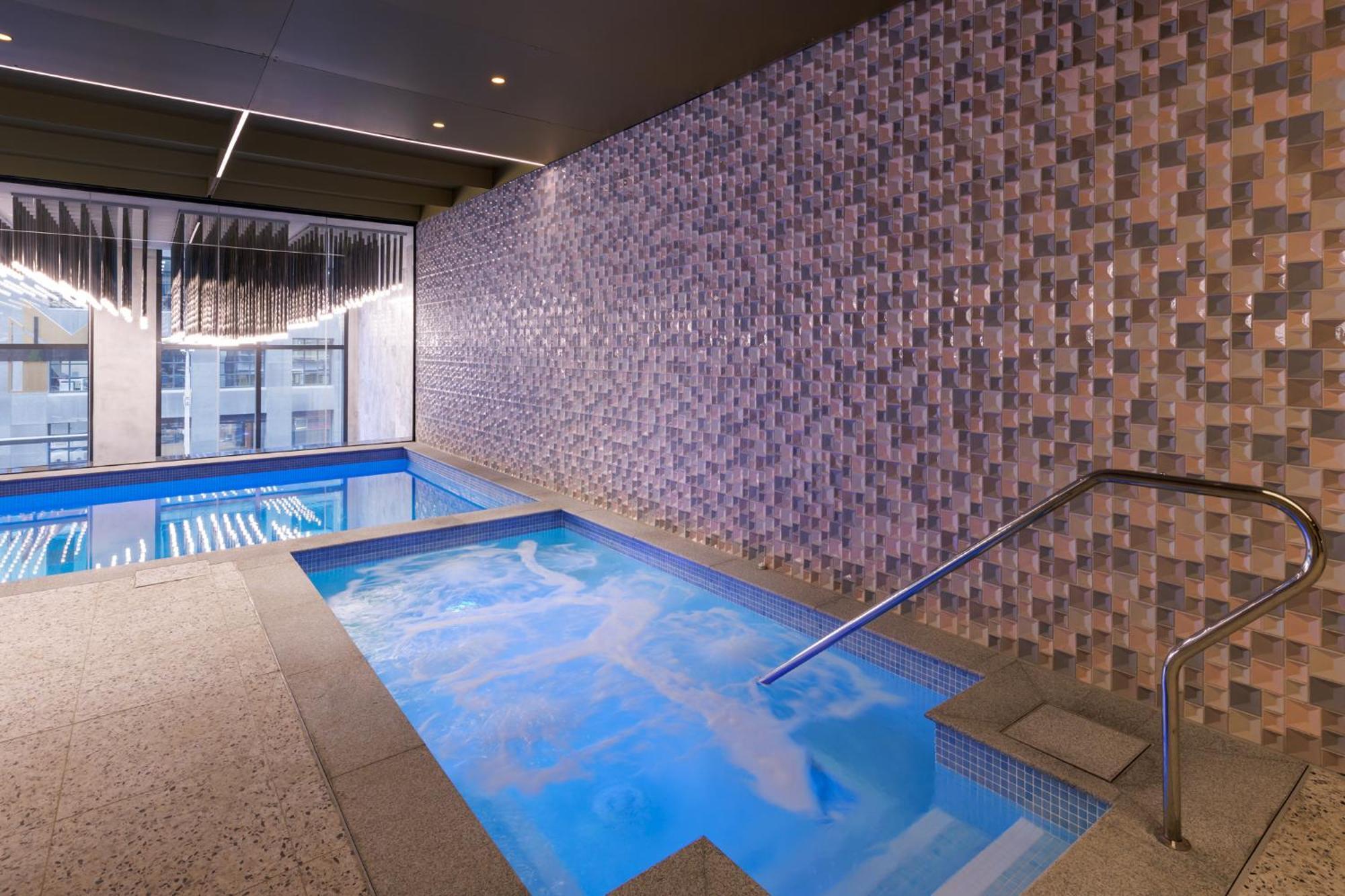 Meriton Suites Melbourne Exteriér fotografie The pool at The Ivy Spa