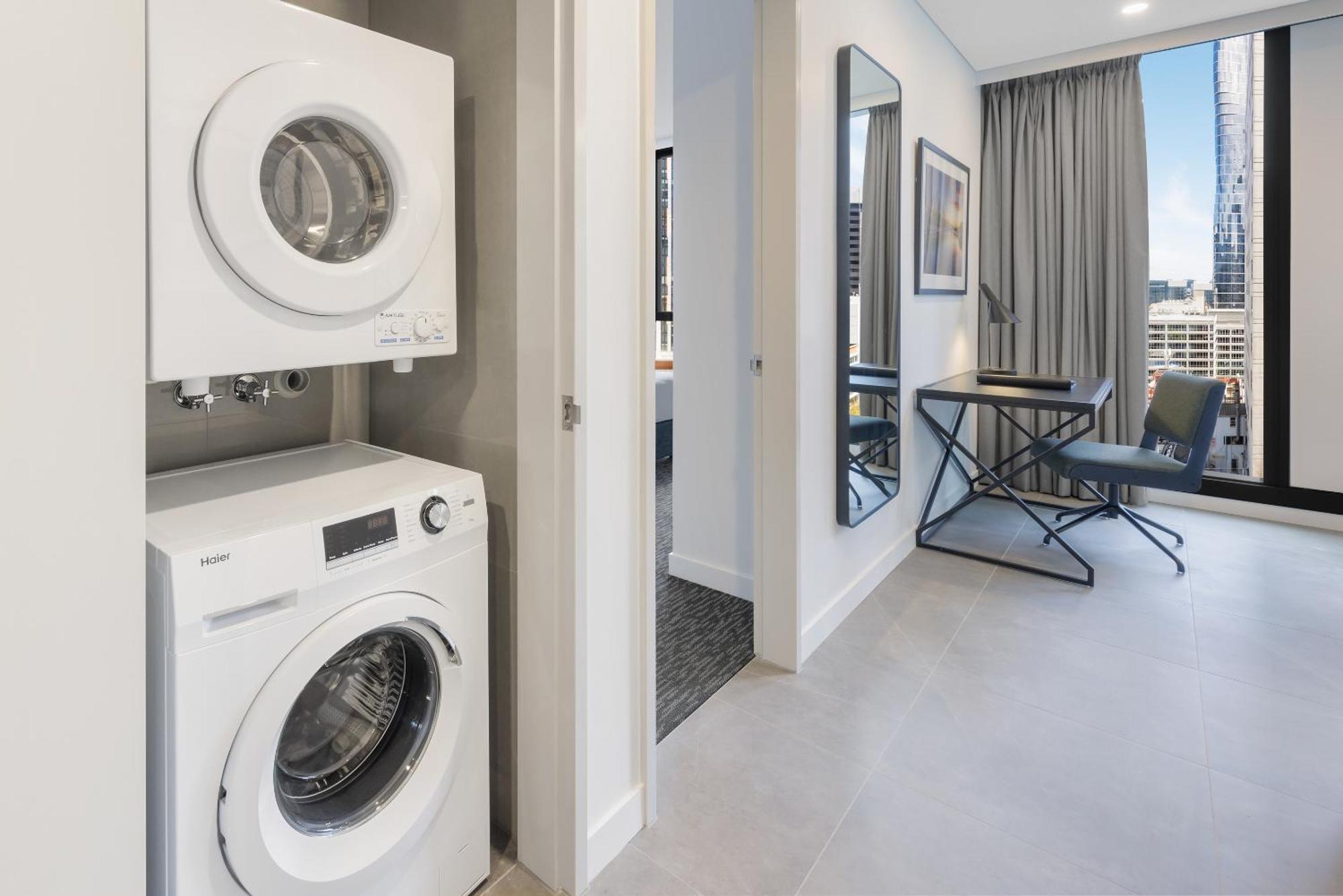 Meriton Suites Melbourne Exteriér fotografie Laundry facilities in a typical apartment