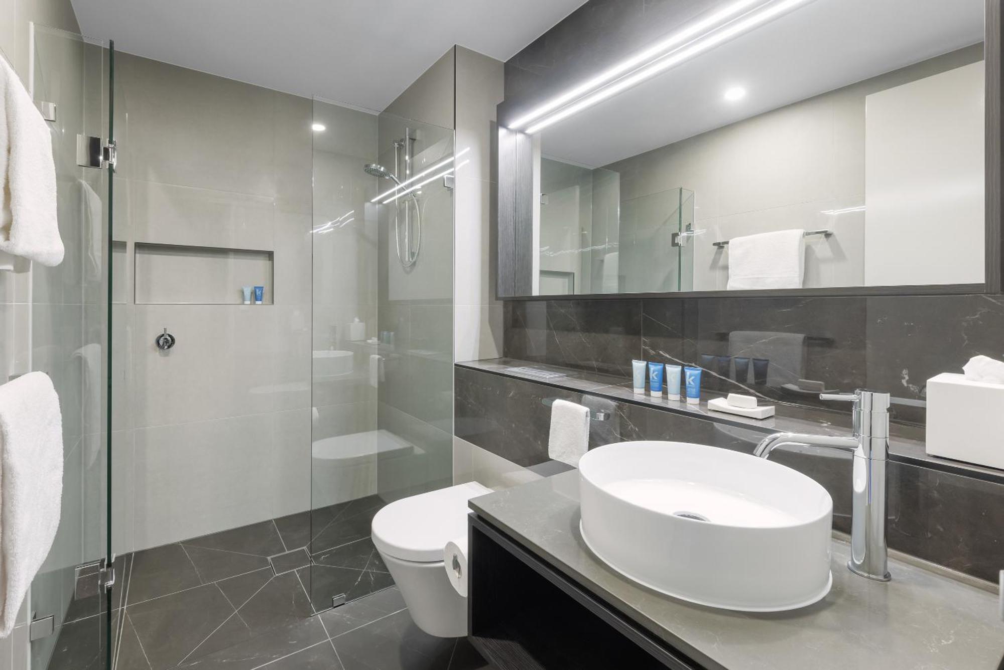 Meriton Suites Melbourne Exteriér fotografie A modern bathroom